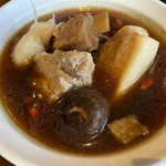 コクのある濃厚スープのマレーシア風バクテー麺
白薬膳スープを素に荒ダシの純ラードを加え厳選醤油で返した濃厚スープ
食べ応え◎
