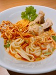 タイのソウルヌードル！マイルドなカレー味で食べやすい。
湯で麺と揚げ麺で２つの食感を楽しめます