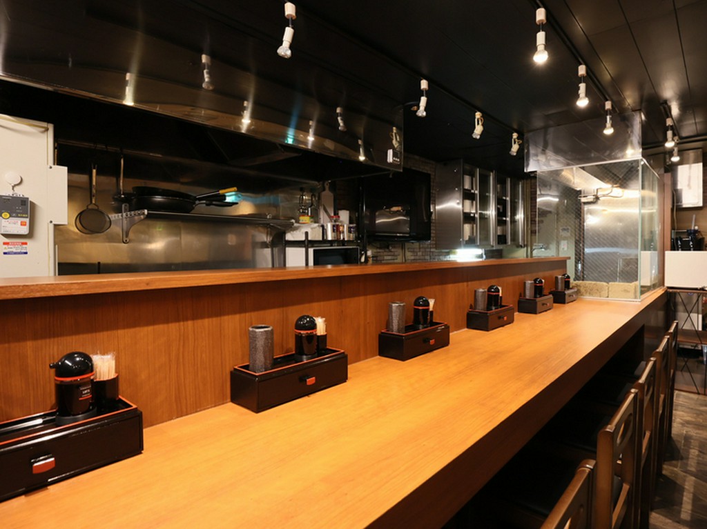 キッチンの臨場感やスタッフとの対話も楽しめるカウンター席あり