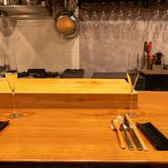 ビルの2階に上り、小さな扉をあけると、カウンター5席のフルオープンキッチンが広がります。シェフがゲストの目の前で調理し、できたてを提供。