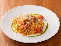 自家製トマトソースで仕上げたパスタ。イタリアンカラーが目でも舌でも楽しめる一皿で、食材本来の旨みをしっかり味わえます。