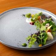 季節の野菜やハーブ、旬の鮮魚を使用した彩り鮮やかな一皿です。