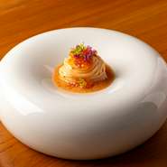 高知県のフルーツトマトや大分県の塩トマトを使用した冷製カッペリーニ。
トマトの甘みや酸味を最大限に引き出し旬の鮮魚の旨味を引き出します。