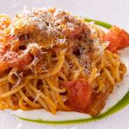 パスタに彩りを添え、季節感をもたらす野菜は、糸島をはじめとする地場のものを中心に仕入れています。豊かな豊かな福岡県糸島市は、おいしい野菜の宝庫。糸島野菜は、色が濃くて甘いと評判です。