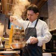 リラックスして食事を楽しんでもらいたいと、料理をおいしく感じる空間づくりを意識しているのだそう。目の前でパスタができあがるのを待つ時間も、「おいしい」演出の一つです。