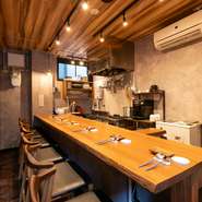 フルオープンキッチンの前にカウンター5席が並ぶ、小さなお店。漂う匂いや音に期待感が高まります。女子会やデートはもちろん、一人時間を満喫したい時など、普段使いにオススメです。
