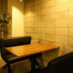 お酒と『パスカード』を囲む、笑顔あふれる女子会を