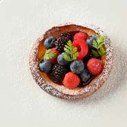 パスカードとは、小麦粉、卵、牛乳をベースにしてオーブンで焼いた生地のこと。その上にさまざまな料理をのせて食べる、フランス中南部オーベルニュ地方の郷土料理です。フルーティーなデザート系のメニューも人気。