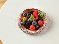 パスカードとは、小麦粉、卵、牛乳をベースにしてオーブンで焼いた生地のこと。その上にさまざまな料理をのせて食べる、フランス中南部オーベルニュ地方の郷土料理です。フルーティーなデザート系のメニューも人気。