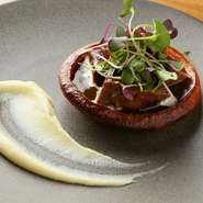 2日間煮込んで仕上げた牛タンマリネをのせた、温かい『パスカード』。ナイフを当てただけでスッと切れるような柔らかい肉を添えられているじゃが芋のピューレ、ほんのり甘い生地と共にいただきます。