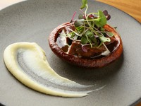 2日間煮込んで仕上げた牛タンマリネをのせた、温かい『パスカード』。ナイフを当てただけでスッと切れるような柔らかい肉を添えられているじゃが芋のピューレ、ほんのり甘い生地と共にいただきます。