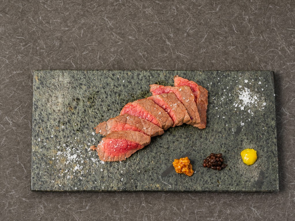 スモーキーな香りが、和牛の脂のおいしさを更に引き立てる『和牛のステーキ』