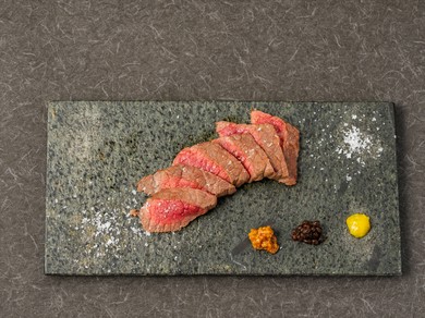 スモーキーな香りが、和牛の脂のおいしさを更に引き立てる『和牛のステーキ』