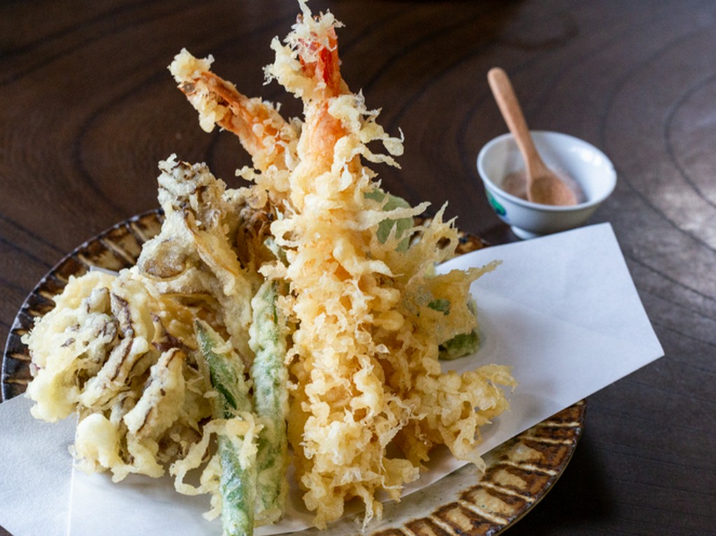 カラッと揚がった旬の野菜と海鮮。その時季ならではの食材を使用した『天ぷら盛り合わせ』