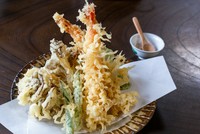 カラッと揚がった旬の野菜と海鮮。その時季ならではの食材を使用した『天ぷら盛り合わせ』