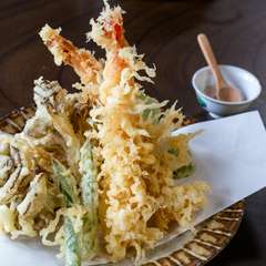 カラッと揚がった旬の野菜と海鮮。その時季ならではの食材を使用した『天ぷら盛り合わせ』