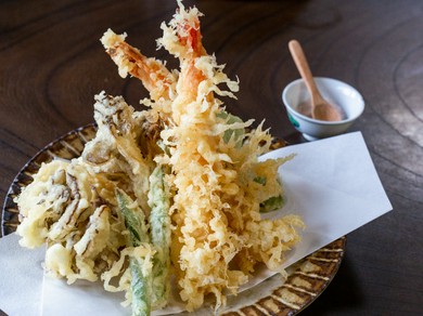 カラッと揚がった旬の野菜と海鮮。その時季ならではの食材を使用した『天ぷら盛り合わせ』