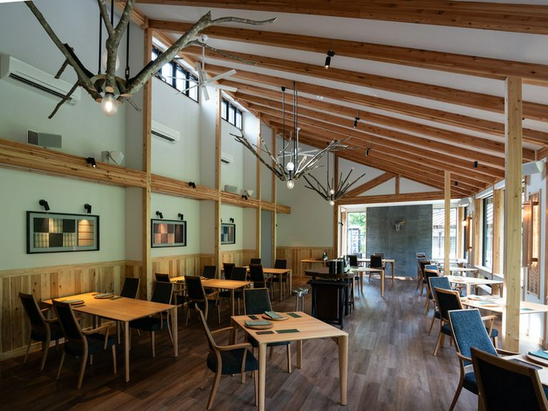 木のぬくもりを感じる上質な空間が広がる2階ダイニング