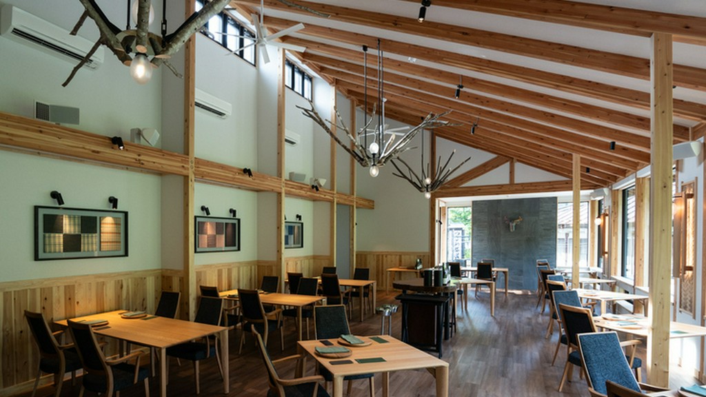 木のぬくもりを感じる上質な空間が広がる2階ダイニング