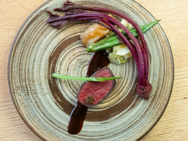 フルーティ&スパイシーなソースで味わう『鹿肉のロースト ポワブラード』