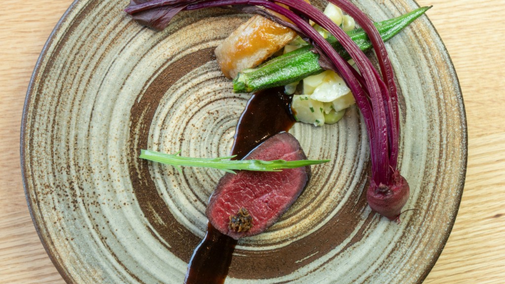 フルーティ＆スパイシーなソースで味わう『鹿肉のロースト ポワブラード』