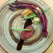 メインを飾る一皿には、信州の豊かな自然の中で育った鹿肉を使用。肉を休ませながら低温でじっくり火を入れることにより、外はカリッと中はしっとりジューシーに。旬の朝どれ野菜が彩りを添えます。
