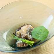 清流・千曲川の伏流水に育まれた佐久鯉は、臭みのない引き締まった身が特徴。衣をつけて揚げることで、軽やかな食感の一皿に仕立てます。鯉だしのスープや黒米との相性もよく、お茶漬け感覚で楽しめそうです。