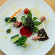 店のスペシャリテといえる一皿には四季折々の信州野菜が勢ぞろい。生のまま味わうほか、マリネ・ボイル・ローストすることで味わいと食感を演出。アカシヤ蜂蜜を使ったソースが食材の素晴らしさを引き立てます。