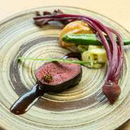 【Restaurant 溪】で使用する鹿肉は「信州ジビエ研究会」のガイドラインに沿って処理・加工されたもの。臭みがなくやわらかな肉は、じっくり火を入れることで美しいロゼ色に。メインを飾るにふさわしい逸品です。