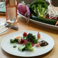 フルーツを思わせる甘さのミニトマト、中心部まで真っ赤な紅くるり大根、市場に出回ることのない小さなビーツ…。きれいな水と豊かな自然に育まれたワインや食器、家具までも“メイドイン信州”にこだわります。