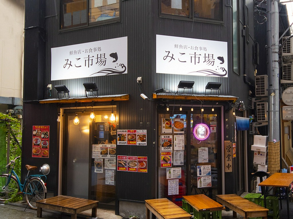 夜空の下で。開放感あふれる屋外での食事を満喫