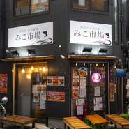 一階の外にはテーブル席と椅子を設置して、外で食事をすることができます。夜風に当たりながら友人や会社の仲間と一緒に飲んで食べて笑って、楽しい時間を過ごせそうです。