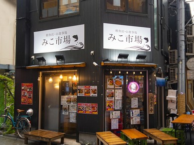 夜空の下で。開放感あふれる屋外での食事を満喫