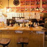 サクッと食べやすい丼や定食が豊富に揃っているので、一人でも気軽に通うことができます。壁一面のメニュー表を見回しながら「何を注文しようか」と、迷う時間もまた楽しい。