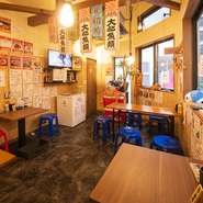 テーブル席のみを配置した二階は、グループでの利用にうってつけ！ワンフロアのため、利用する人数が多いとフロア貸切のようにも使えます。飲み会が計画されたタイミングで、早めに相談を。