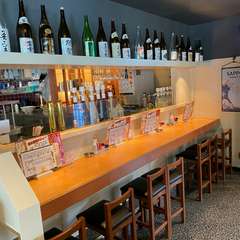 カウンター8席、テーブル11テーブル、奥座敷5テーブル