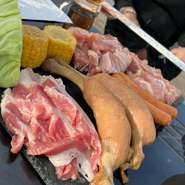 〈夜の海辺でBBQ〉由比ヶ浜手ぶらBBQお肉も魚介も楽しめる！17時から2時間飲み放題×シャンパン