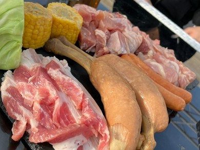 〈夜の海辺でBBQ〉