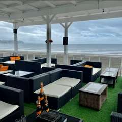 内観全体テラス席