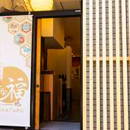 人形町駅徒歩1分の好立地にありつつ、路地に佇むため、隠れ家感が高い店。知っておくと幅広いシーンで重宝するでしょう。本格和食を肩肘はらない雰囲気と価格で楽しめるので、若い方の和食デートにもぴったり。