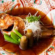 旬食材で彩る本格和食に寄り添うお酒を取り揃え。中でも日本酒とワインが充実し、順次銘柄が入れ替わるので、新しい味との出合いがたくさん。日本酒は全国の名蔵元の地酒、ワインはフランス、ナパ、日本産が中心。