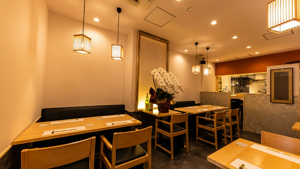落ち着いた和モダン空間で、旬の滋味と温かなもてなしに和める