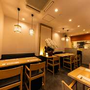 伝統×新感覚の日本料理に合う空間も魅力。調理のライブ感を楽しめるカウンター席、ゆったり配したテーブル席があり、最大20名様の貸切りにも対応。照明が程良い明るさで、料理の彩りや盛付けが映えるのも好評です。