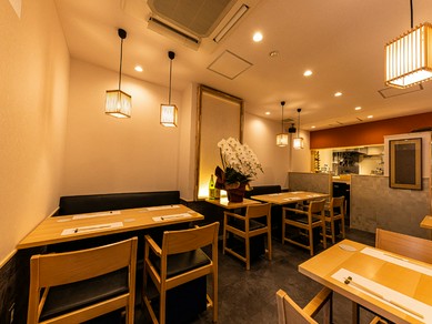 落ち着いた和モダン空間で、旬の滋味と温かなもてなしに和める