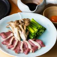 旨みと柔らかさに優れる上質合鴨を選りすぐり、関西スタイルの焼きすきに。焼いてから煮ることで凝縮感のある味わいになり、噛むたびに肉の旨みに唸るおいしさです！時季に応じて、コースの一品としても登場。