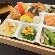 日替わりで作る9種のおかずとご飯、味噌汁のセット