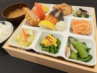 日替わりで作る9種のおかずとご飯、味噌汁のセット