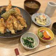 ふぐ天丼やマグロ漬け丼など、当日のどんぶりに３種の小鉢と香の物、味噌汁のセット