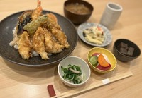 ふぐ天丼やマグロ漬け丼など、当日のどんぶりに3種の小鉢と香の物、味噌汁のセット