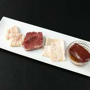 ■牛レバ･ハツ･シマチョウ･豚ハツモト｡
新鮮なホルモンに貴重な豚の部位を加えて豪華にご提供いたします｡
■仕入れ状況によっては内容が変わる場合がございます｡
(写真は2人前です｡)
